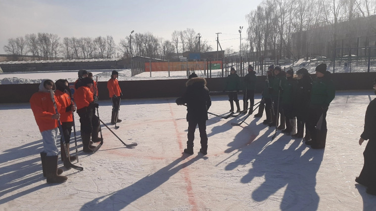 Соревнования по хоккею на валенках.